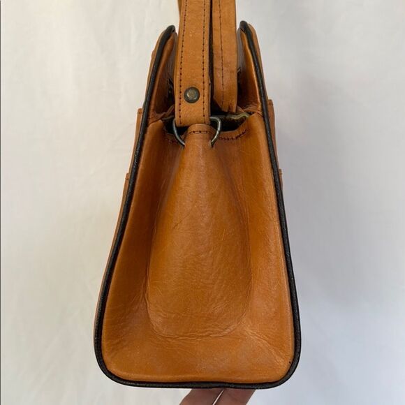 Vintage Elegant Floral Embossed Tan Leather Bag like new - Picture 2 of 8